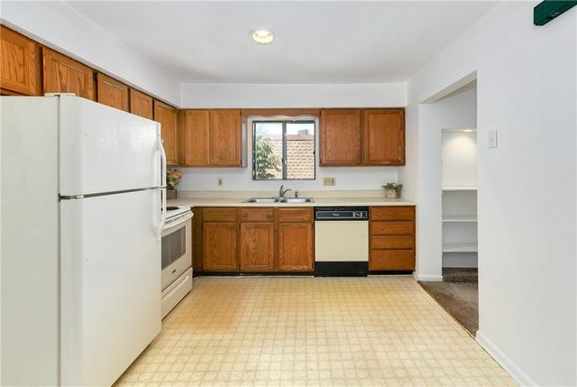 7402 W 102nd Court, Overland Park, KS 66212