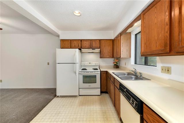 7402 W 102nd Court, Overland Park, KS 66212