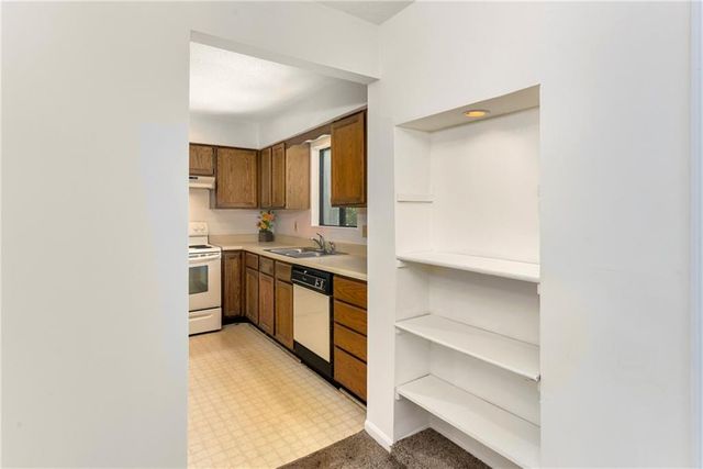 7402 W 102nd Court, Overland Park, KS 66212