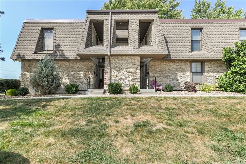 7402 W 102nd Court, Overland Park, KS 66212