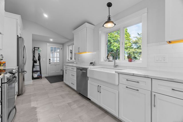 39 Gled Hill Street, Stonington, CT 06355
