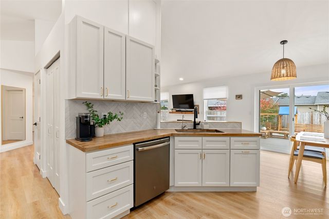 15421 8th Avenue Ct E, Tacoma, WA 98445