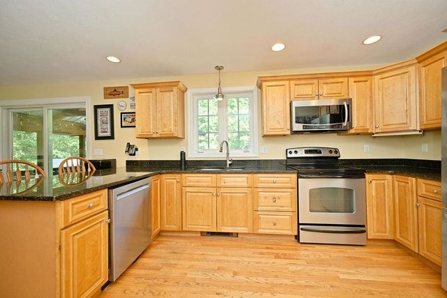 4 Hudson Drive, Kensington, NH 03833