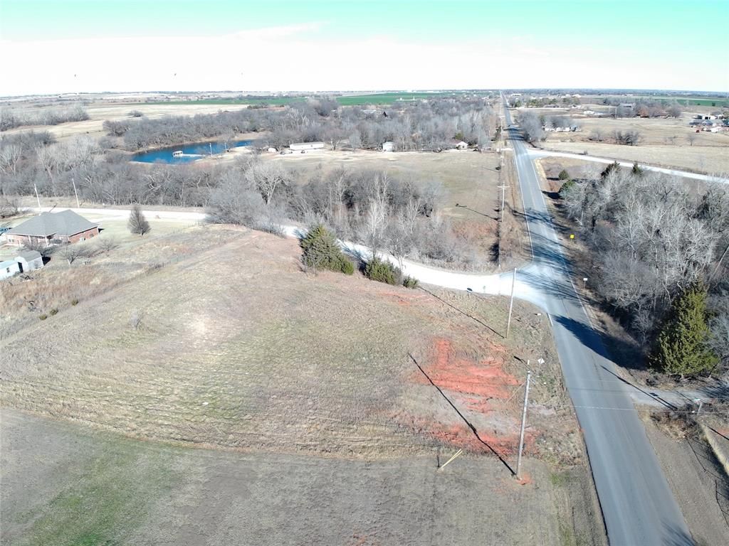 Image 4 of property listing at 1697 CR 1230, Tuttle, OK 73089