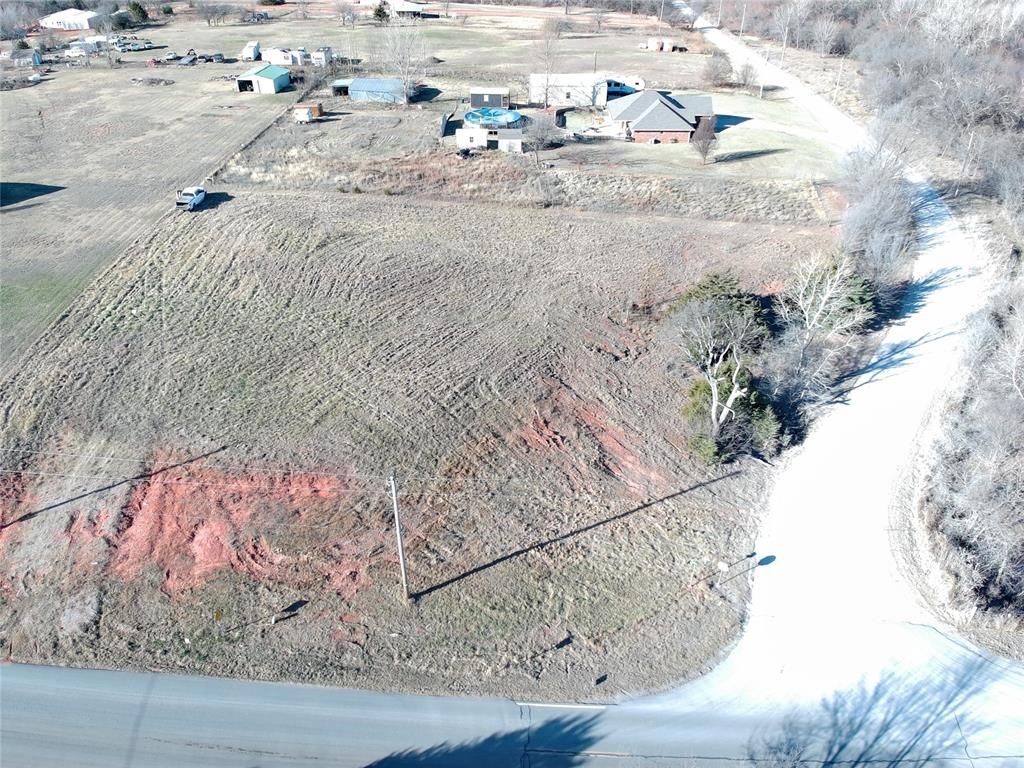Image 6 of property listing at 1697 CR 1230, Tuttle, OK 73089