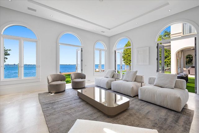 4340 N Bay Rd, Miami Beach, FL 33140