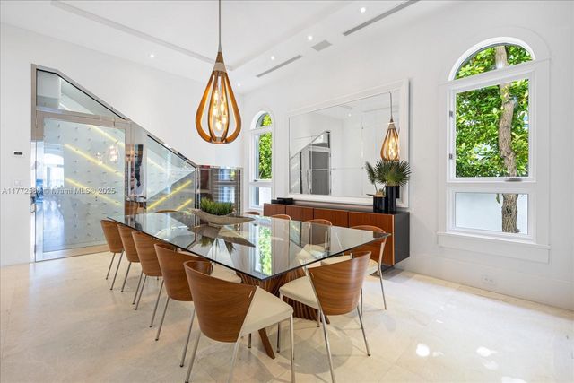 4340 N Bay Rd, Miami Beach, FL 33140