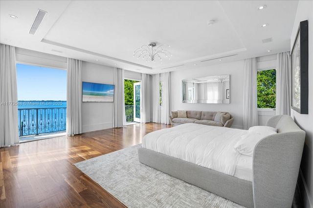 4340 N Bay Rd, Miami Beach, FL 33140