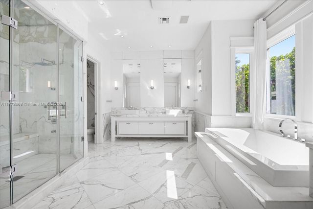 4340 N Bay Rd, Miami Beach, FL 33140