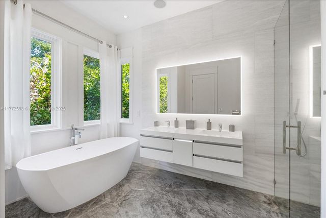 4340 N Bay Rd, Miami Beach, FL 33140