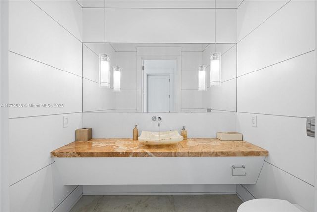 4340 N Bay Rd, Miami Beach, FL 33140