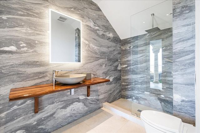 4340 N Bay Rd, Miami Beach, FL 33140