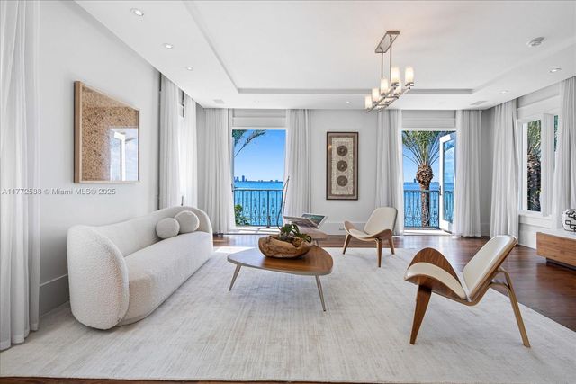 4340 N Bay Rd, Miami Beach, FL 33140