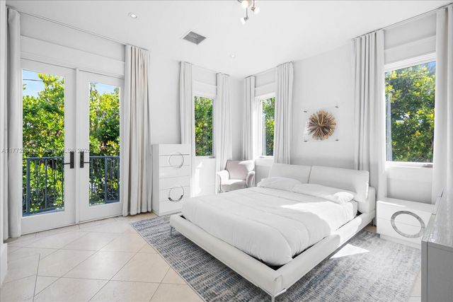 4340 N Bay Rd, Miami Beach, FL 33140