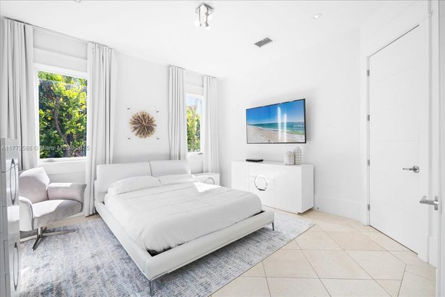 4340 N Bay Rd, Miami Beach, FL 33140