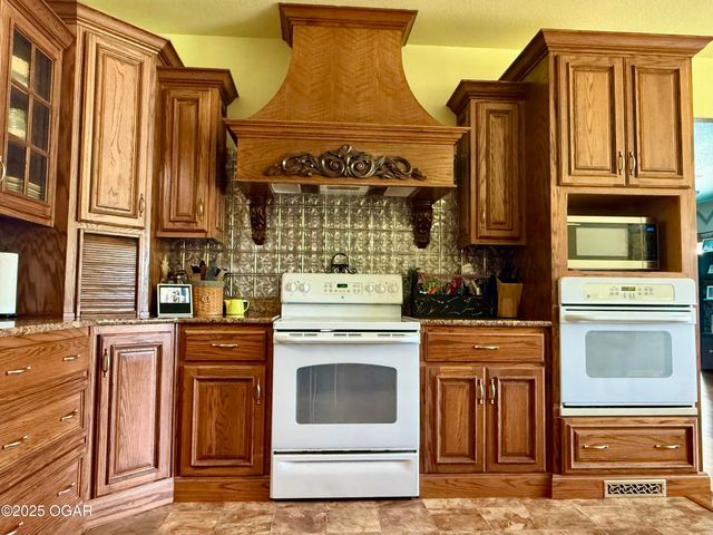 16133 Overlook Lane, Neosho, MO 64850