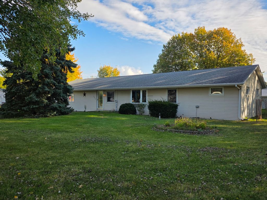 8950 Hoover Road, Rock Falls, IL 61071