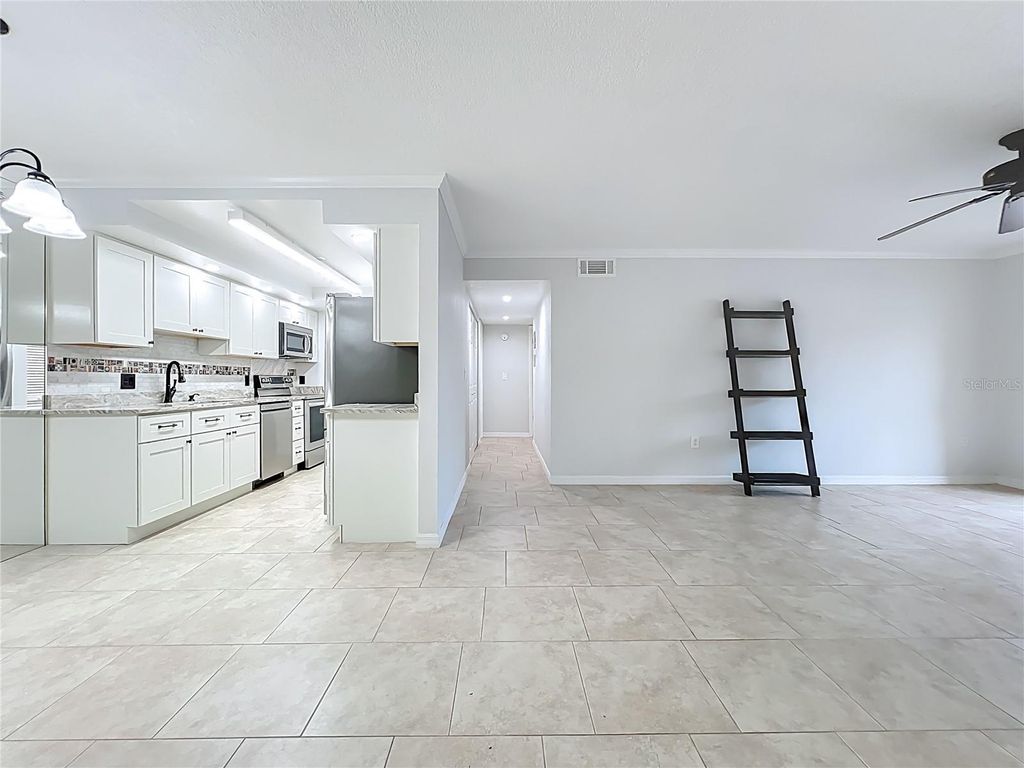 Image 11 of property listing at 5249 VINELAND ROAD, Orlando, FL 32811