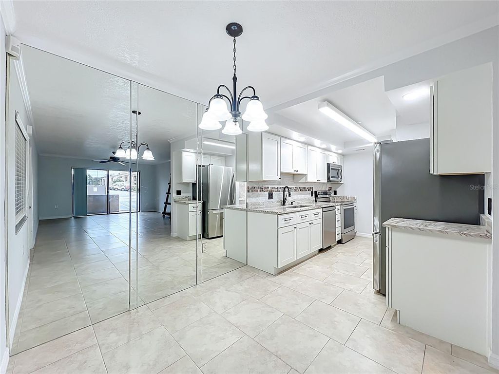 Image 12 of property listing at 5249 VINELAND ROAD, Orlando, FL 32811