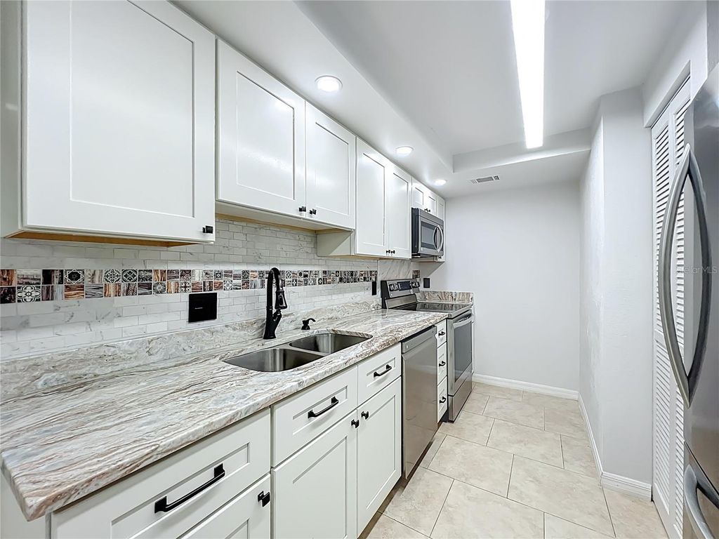 Image 15 of property listing at 5249 VINELAND ROAD, Orlando, FL 32811