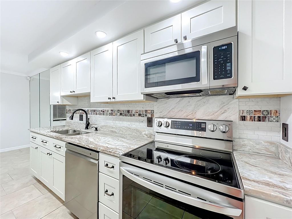 Image 16 of property listing at 5249 VINELAND ROAD, Orlando, FL 32811