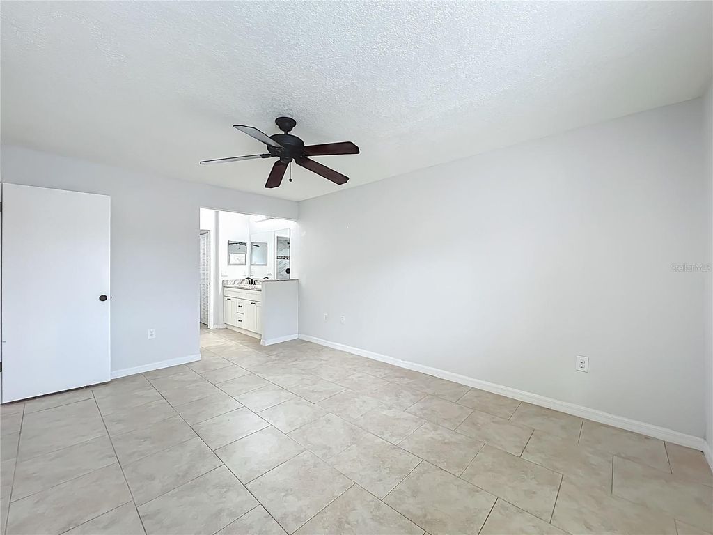 Image 19 of property listing at 5249 VINELAND ROAD, Orlando, FL 32811