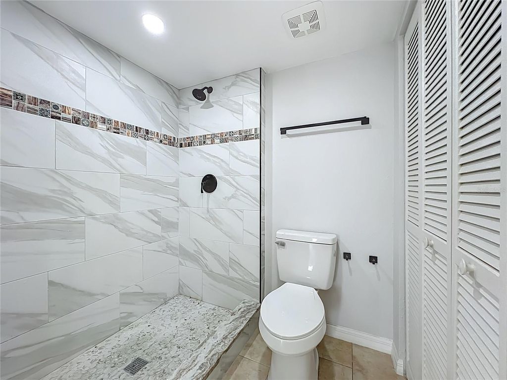 Image 24 of property listing at 5249 VINELAND ROAD, Orlando, FL 32811