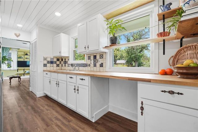 2528 Moundview Drive, Lawrence, KS 66049
