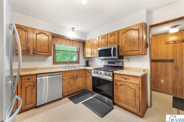 58357 Birch Bluff Lane, North Mankato, MN 56003