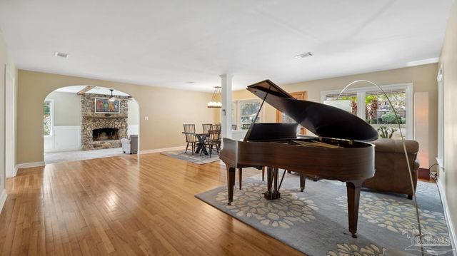 420 Fairpoint Dr, Gulf Breeze, FL 32561