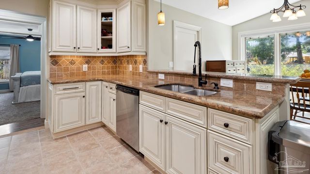 420 Fairpoint Dr, Gulf Breeze, FL 32561