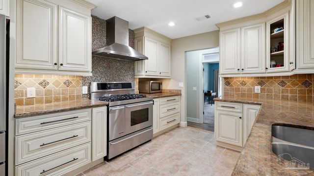 420 Fairpoint Dr, Gulf Breeze, FL 32561