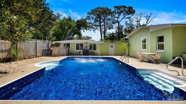 420 Fairpoint Dr, Gulf Breeze, FL 32561