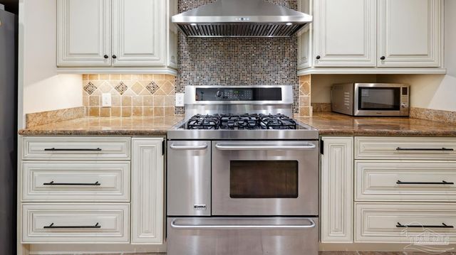 420 Fairpoint Dr, Gulf Breeze, FL 32561