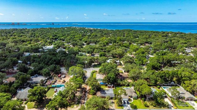 420 Fairpoint Dr, Gulf Breeze, FL 32561