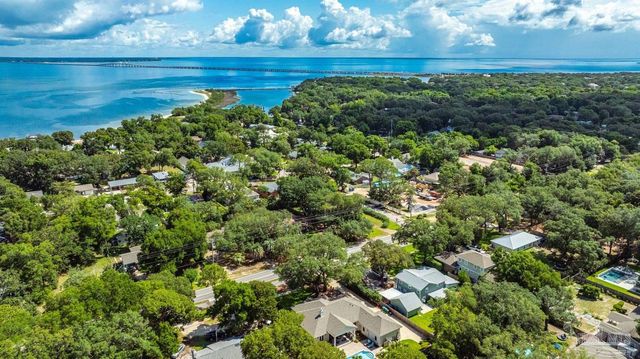 420 Fairpoint Dr, Gulf Breeze, FL 32561