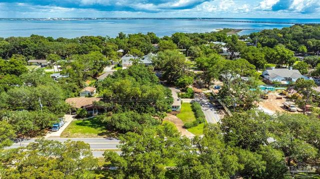 420 Fairpoint Dr, Gulf Breeze, FL 32561