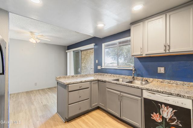 42935 15th Street Unit 8, Lancaster, CA 93534