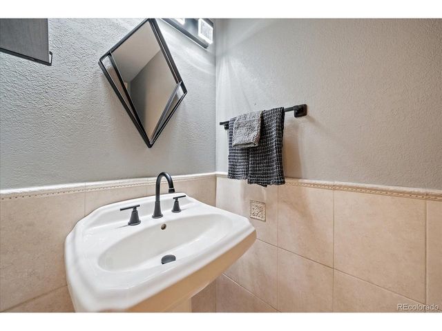 8247 W Chestnut Ave, Littleton, CO 80128