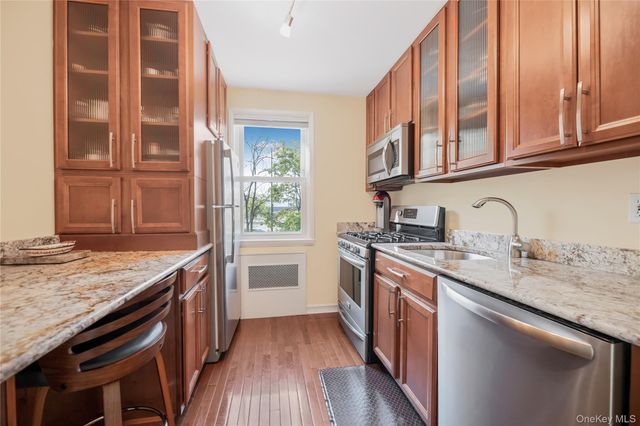 71 Lawrence Park Crescent 71, Bronxville, NY 10708