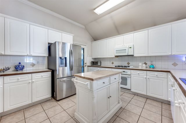 402 Horse Shoe Drive, Euless, TX 76039