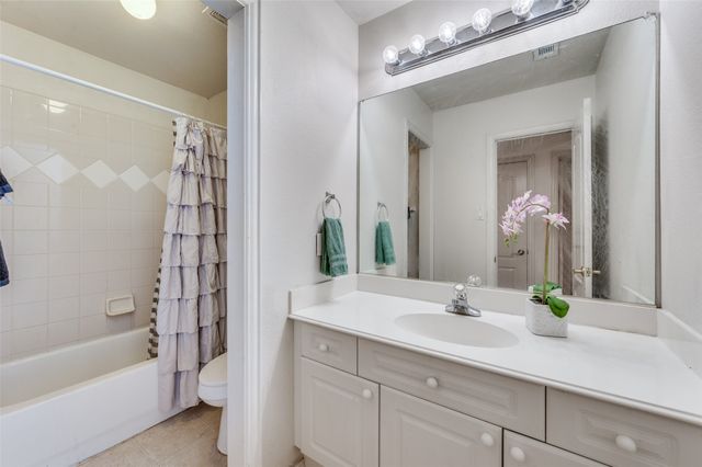 402 Horse Shoe Drive, Euless, TX 76039