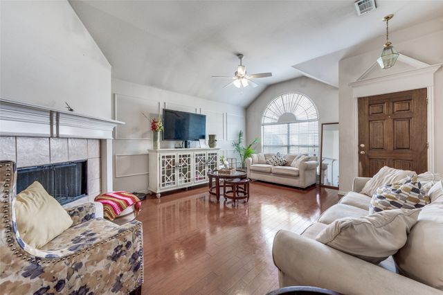 402 Horse Shoe Drive, Euless, TX 76039