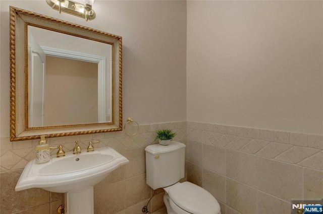 501 Clinton Avenue, Wyckoff, NJ 07481