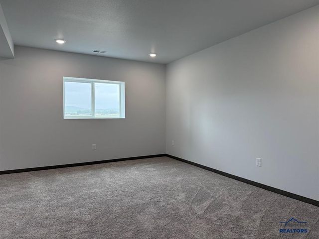 901 BENNINGTON DR, Box Elder, SD 57719