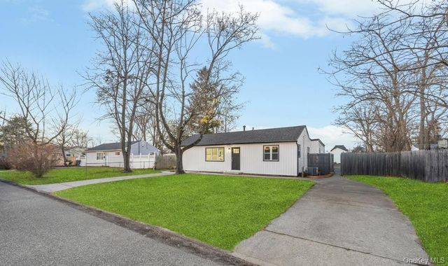 27 Ash Street, Central Islip, NY 11722