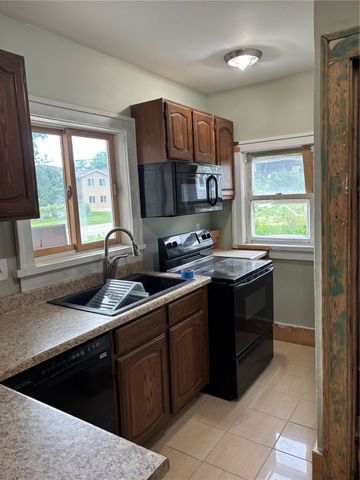 2963 Oakland Road NE, Cedar Rapids, IA 52402