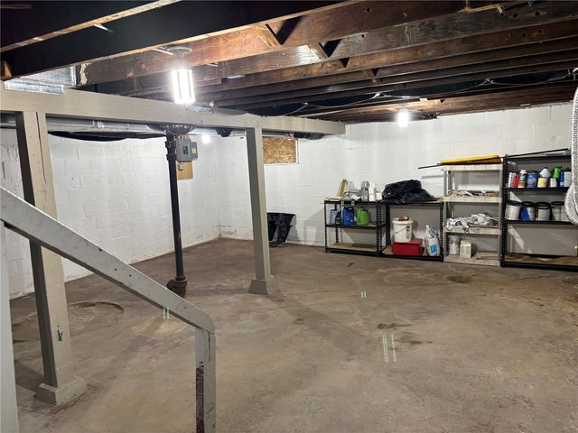 2963 Oakland Road NE, Cedar Rapids, IA 52402