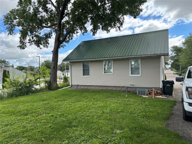 2963 Oakland Road NE, Cedar Rapids, IA 52402