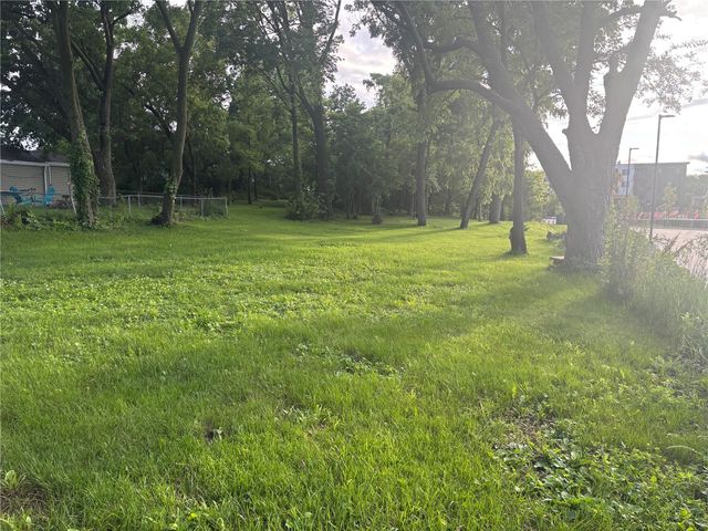 2963 Oakland Road NE, Cedar Rapids, IA 52402